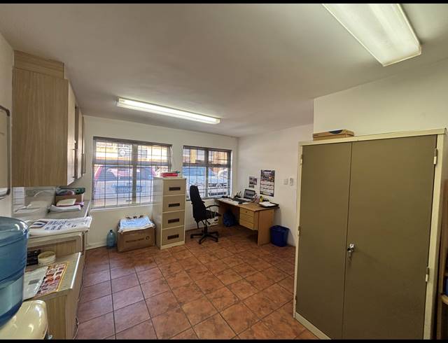 310M² WAREHOUSE TO LET IN STIKLAND INDUSTRIAL
